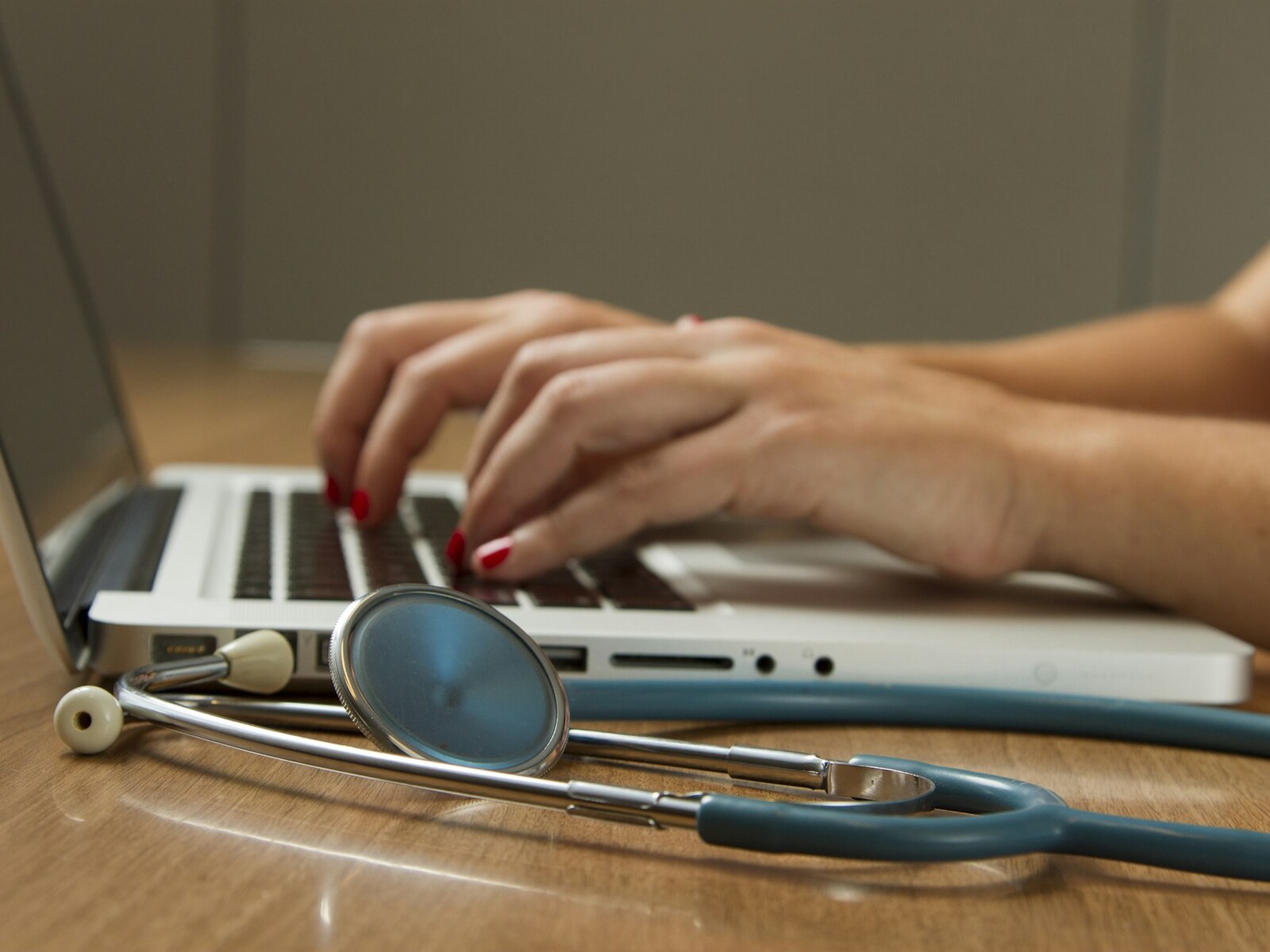 Profissional em videochamada de trabalho